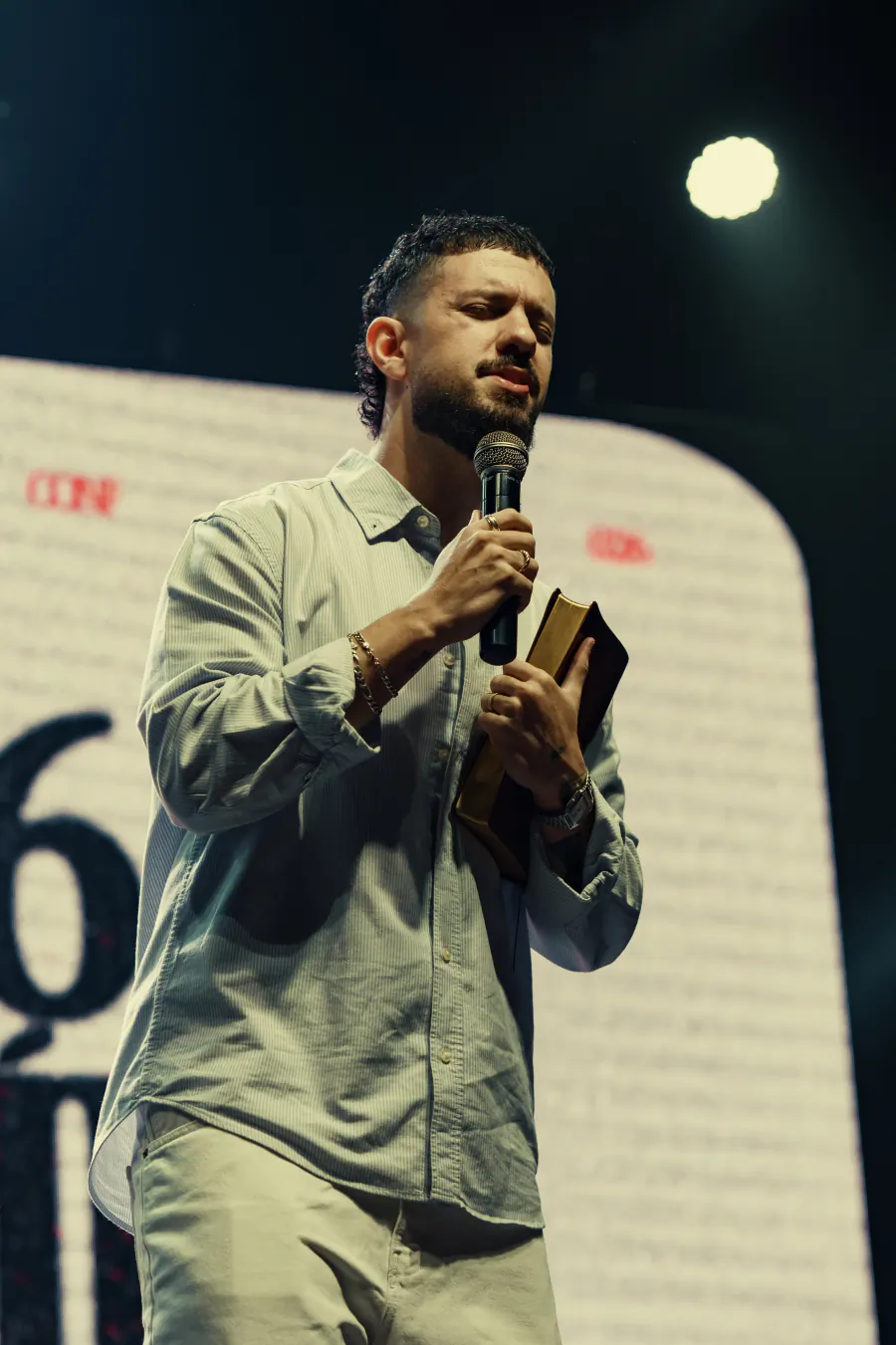 Pastor Lucas Paulo pregando com a Bíblia na mão