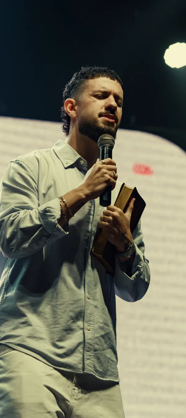 Pastor Lucas Paulo pregando com a Bíblia na mão