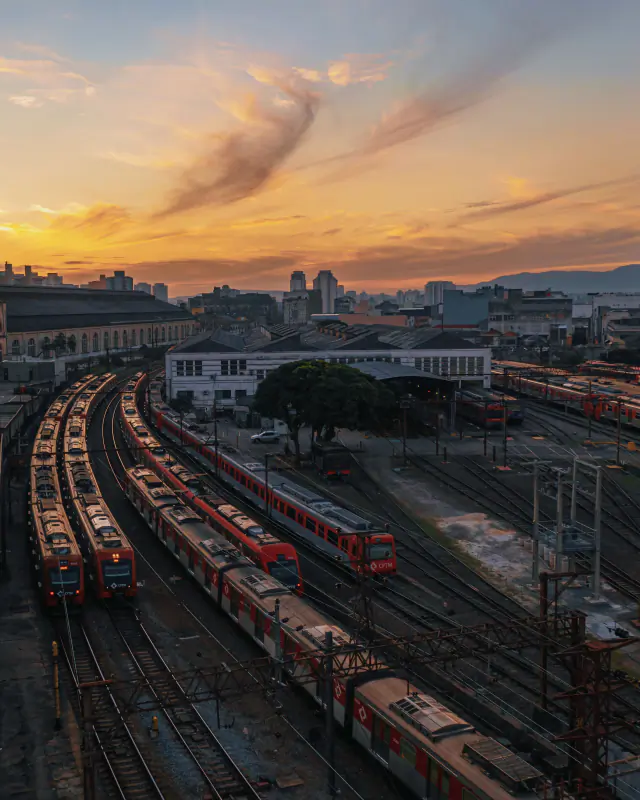 Trilhos de trem em São Paulo ao entardecer
