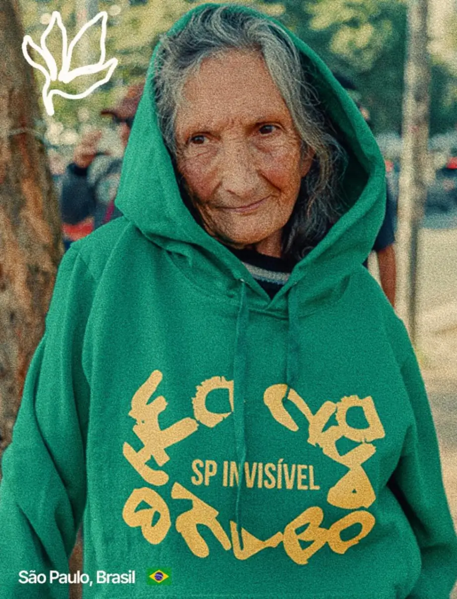 Senhora vestindo um moletom verde da SP Invisível