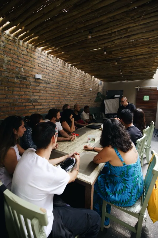 Pequena Família reunida em volta de uma mesa